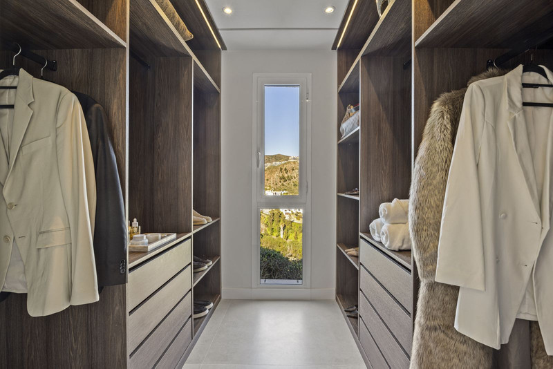 Bright Middle Floor Apartment for Long-Term Rental in La Quinta