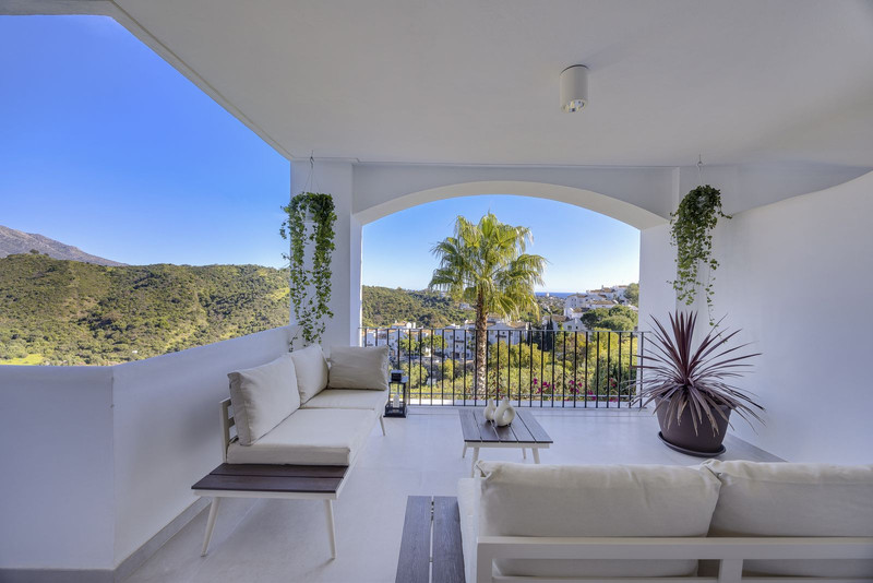 Bright Middle Floor Apartment for Long-Term Rental in La Quinta