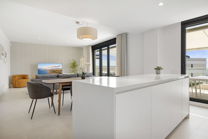 Stylish Mid-Floor Apartment for Long-Term Rental in Estepona Costa del Sol Living