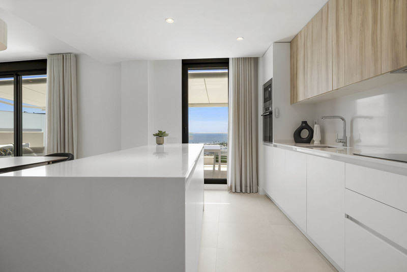 Stylish Mid-Floor Apartment for Long-Term Rental in Estepona Costa del Sol Living