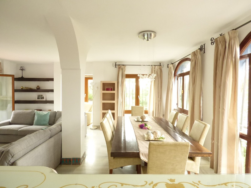 Elegant Villa for Long-Term Rental in El Rosario – Marbella Living at Its Best