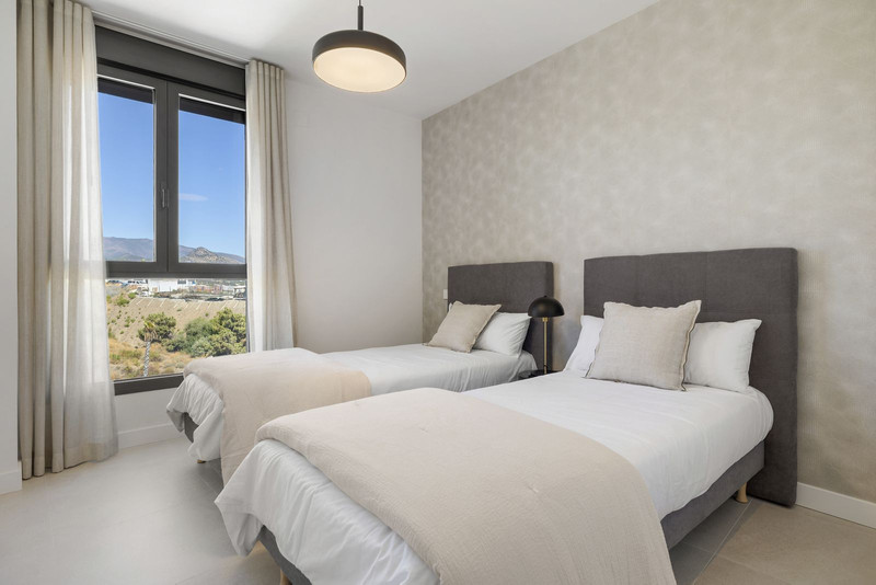 Stylish Mid-Floor Apartment for Long-Term Rental in Estepona Costa del Sol Living