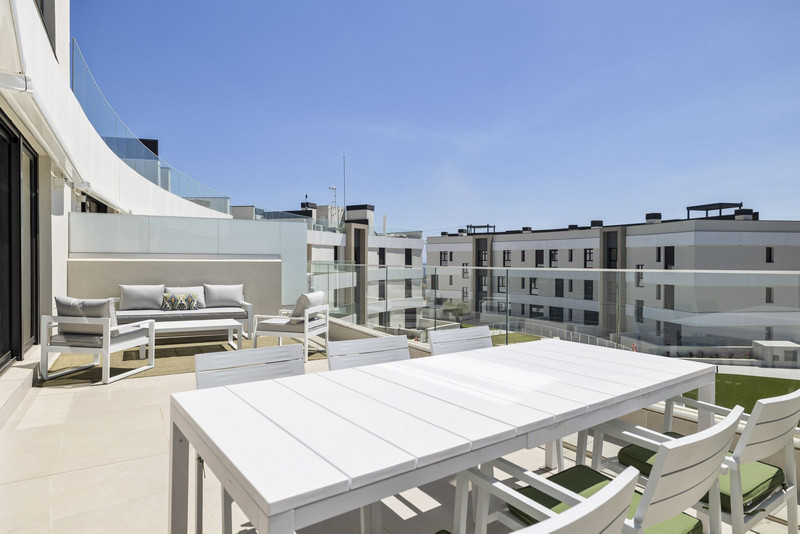 Stylish Mid-Floor Apartment for Long-Term Rental in Estepona Costa del Sol Living