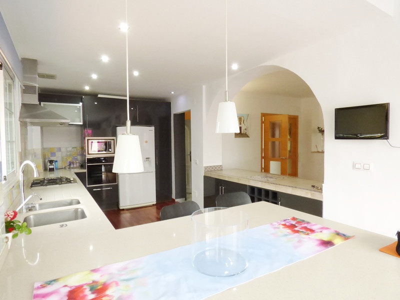 Elegant Villa for Long-Term Rental in El Rosario – Marbella Living at Its Best
