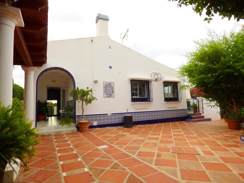 Elegant Villa for Long-Term Rental in El Rosario – Marbella Living at Its Best