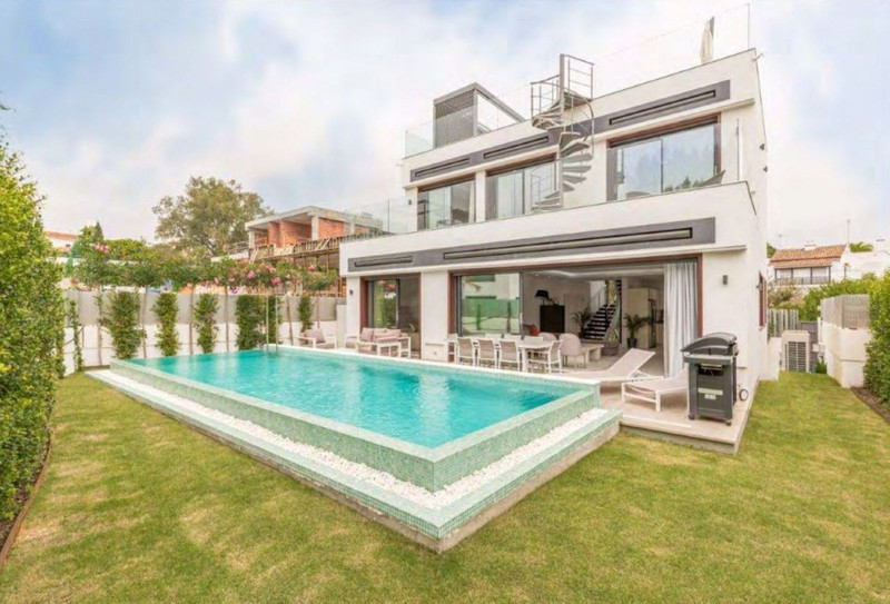 Beautiful Villa for Long-Term Rent on Marbella’s Prestigious Golden Mile