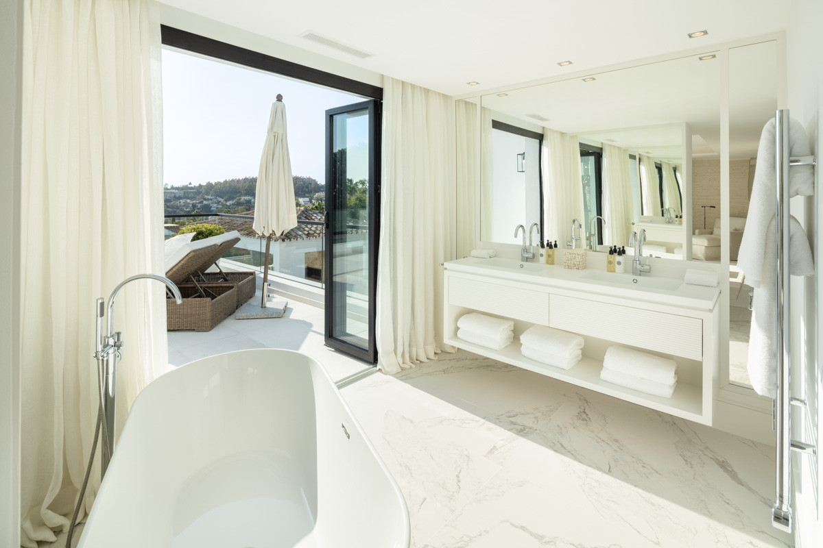 Luxury Panoramic Villa for Sale in La Cerquilla – Nueva Andalucía