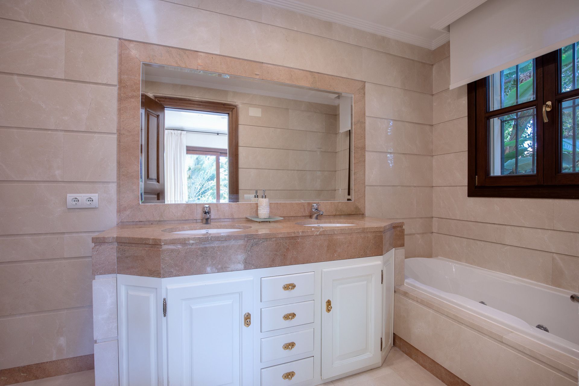 Beautiful Villa for Sale in Los Arqueros Golf – Frontline Golf Living