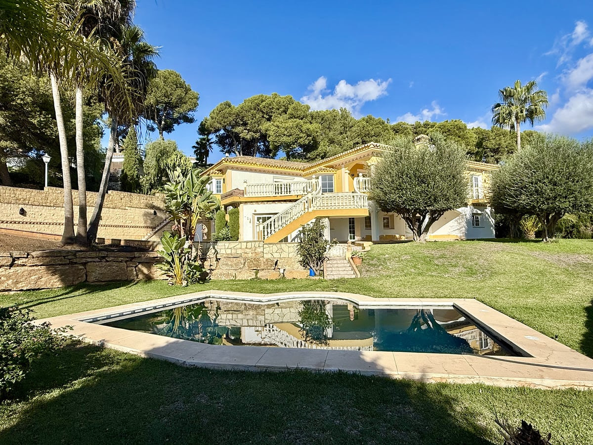 Stunning Villa with Sea Views in Hacienda Las Chapas, Marbella