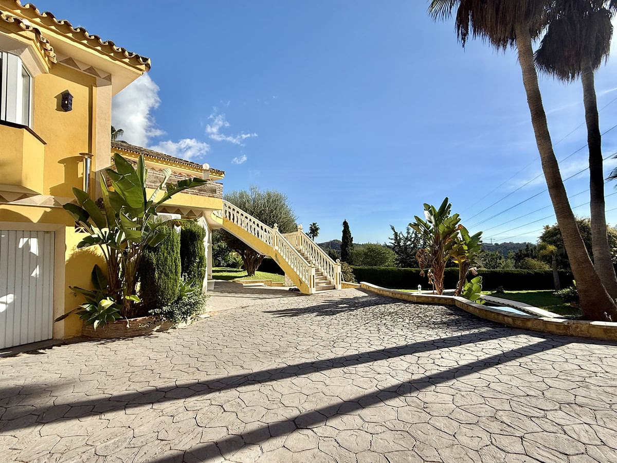 Stunning Villa with Sea Views in Hacienda Las Chapas, Marbella