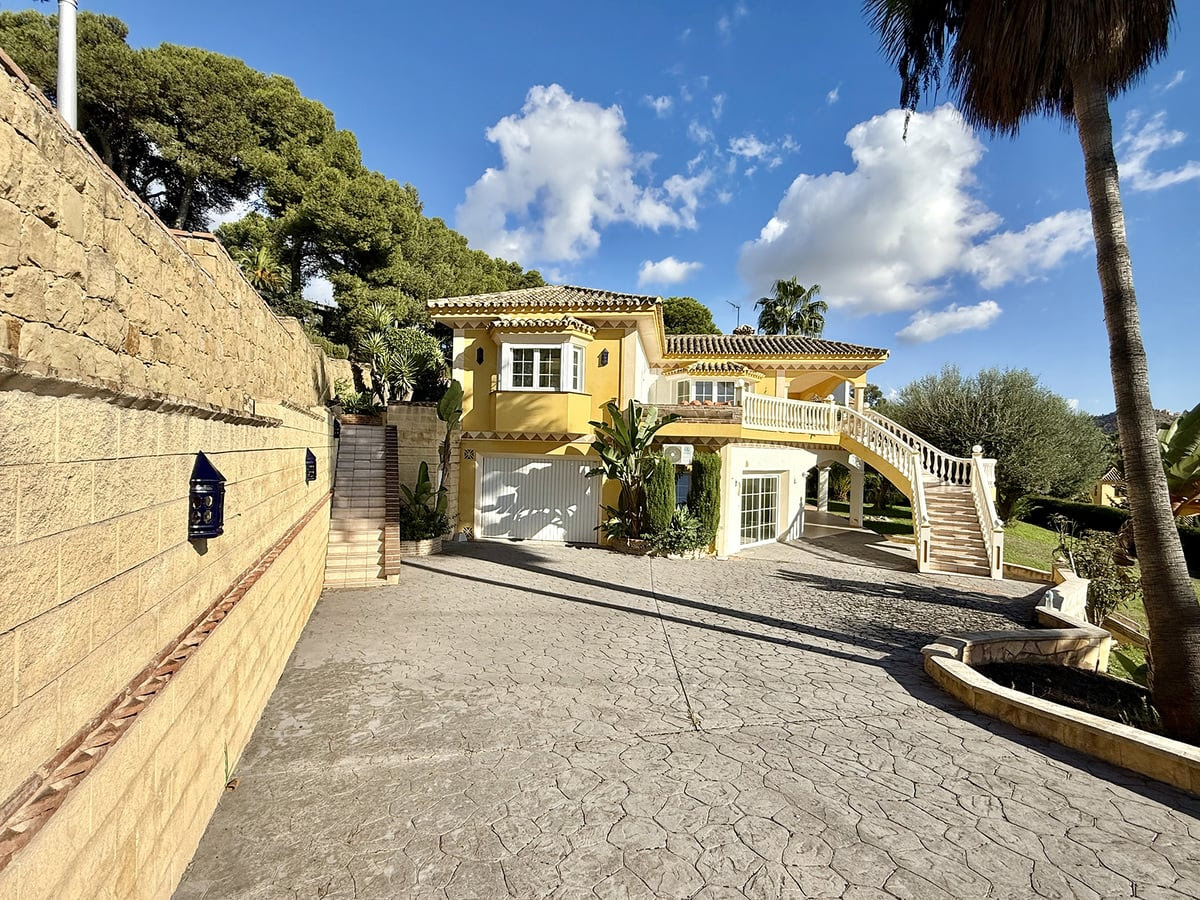 Stunning Villa with Sea Views in Hacienda Las Chapas, Marbella