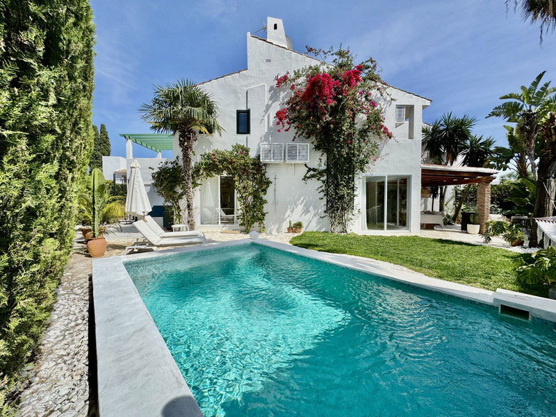 Townhouse for Sale in the Sought-After Beachside Area of San Pedro de Alcántara