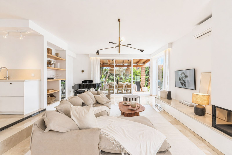Townhouse for Sale in the Sought-After Beachside Area of San Pedro de Alcántara