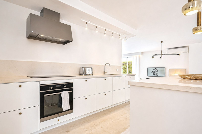 Townhouse for Sale in the Sought-After Beachside Area of San Pedro de Alcántara