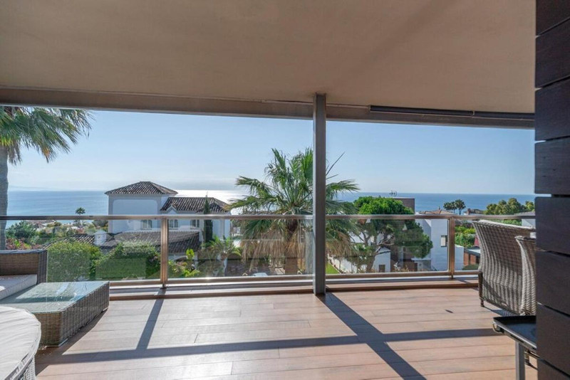 Top Floor Apartment for Long-Term Rent in Manilva