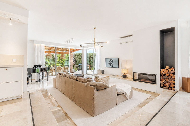 Townhouse for Sale in the Sought-After Beachside Area of San Pedro de Alcántara