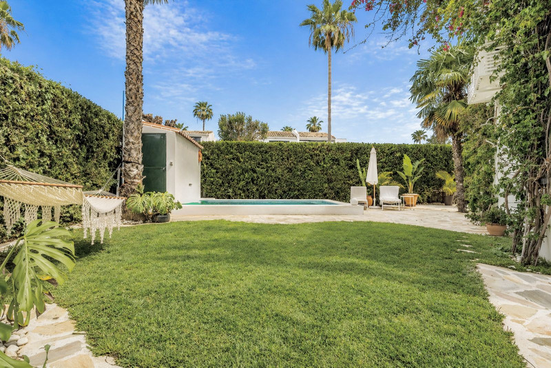 Townhouse for Sale in the Sought-After Beachside Area of San Pedro de Alcántara