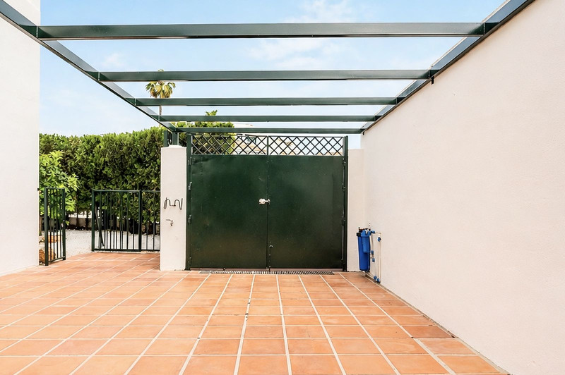 Townhouse for Sale in the Sought-After Beachside Area of San Pedro de Alcántara