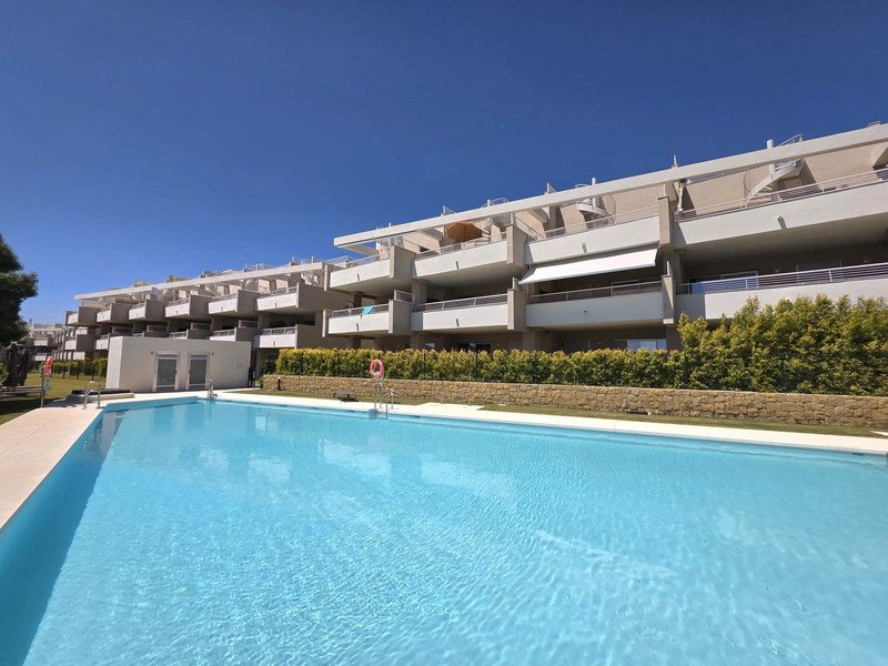 Elegant Mid-Floor Apartment for Long-Term Rent in Estepona