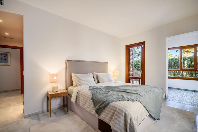 Luxury Mid-Floor Apartment for Sale in Marbella – Prime Location