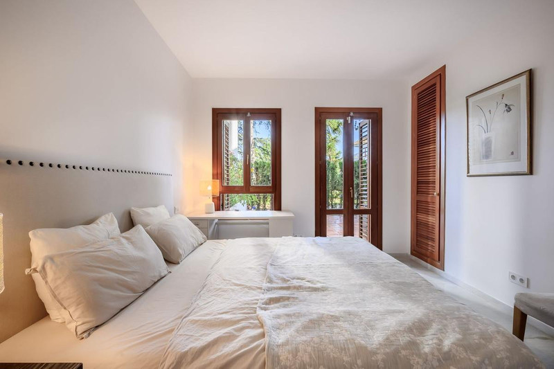 Luxury Mid-Floor Apartment for Sale in Marbella – Prime Location
