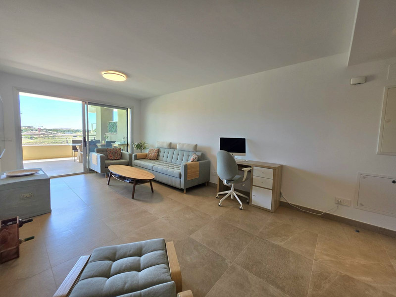 Elegant Mid-Floor Apartment for Long-Term Rent in Estepona