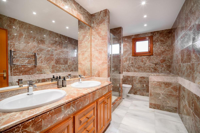 Luxury Mid-Floor Apartment for Sale in Marbella – Prime Location