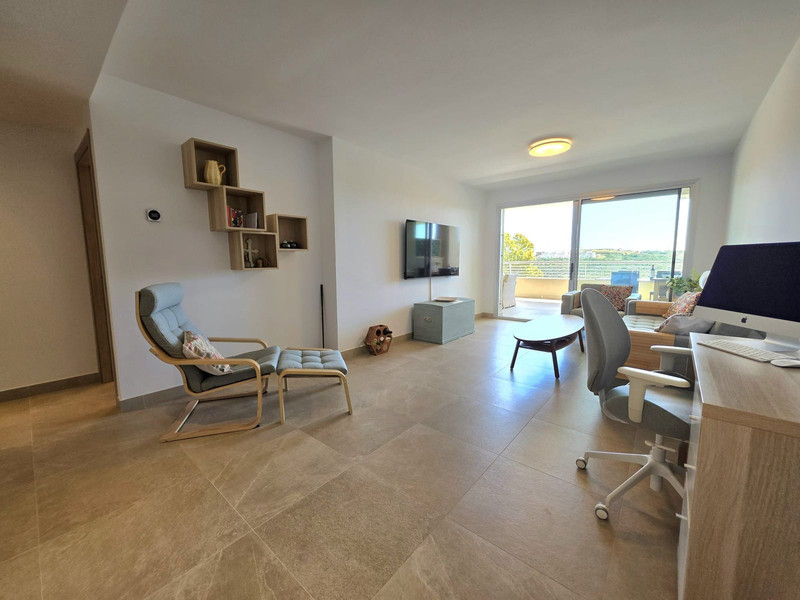 Elegant Mid-Floor Apartment for Long-Term Rent in Estepona