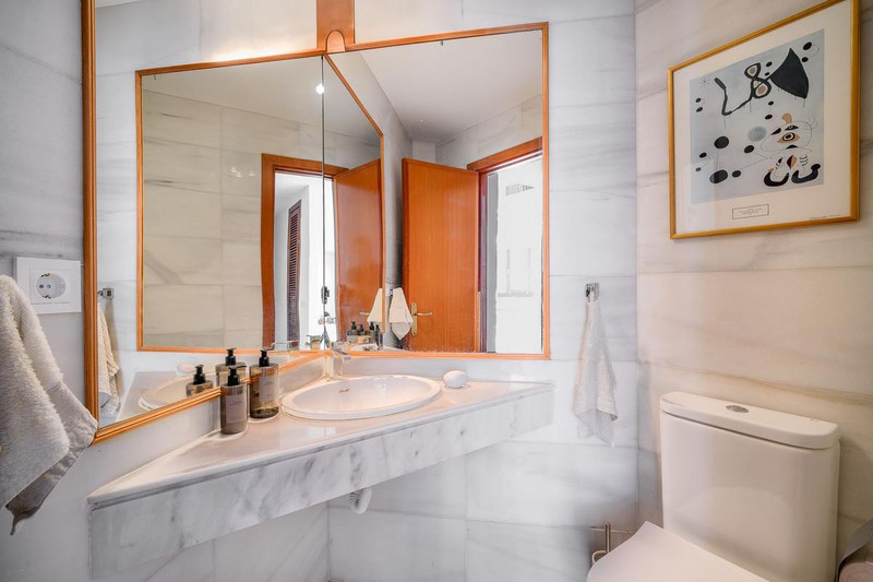 Luxury Mid-Floor Apartment for Sale in Marbella – Prime Location