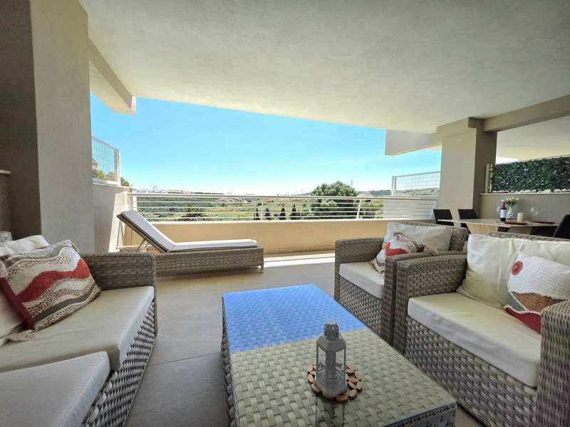 Elegant Mid-Floor Apartment for Long-Term Rent in Estepona