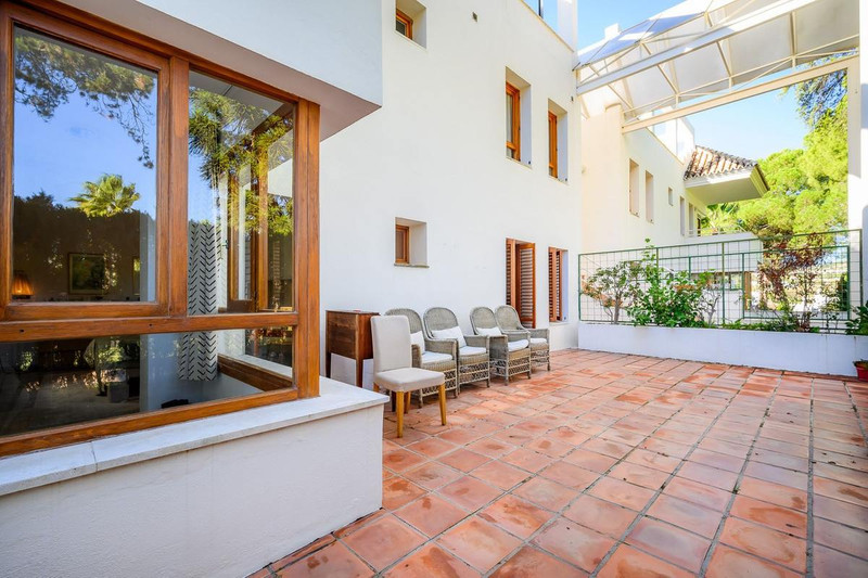 Luxury Mid-Floor Apartment for Sale in Marbella – Prime Location