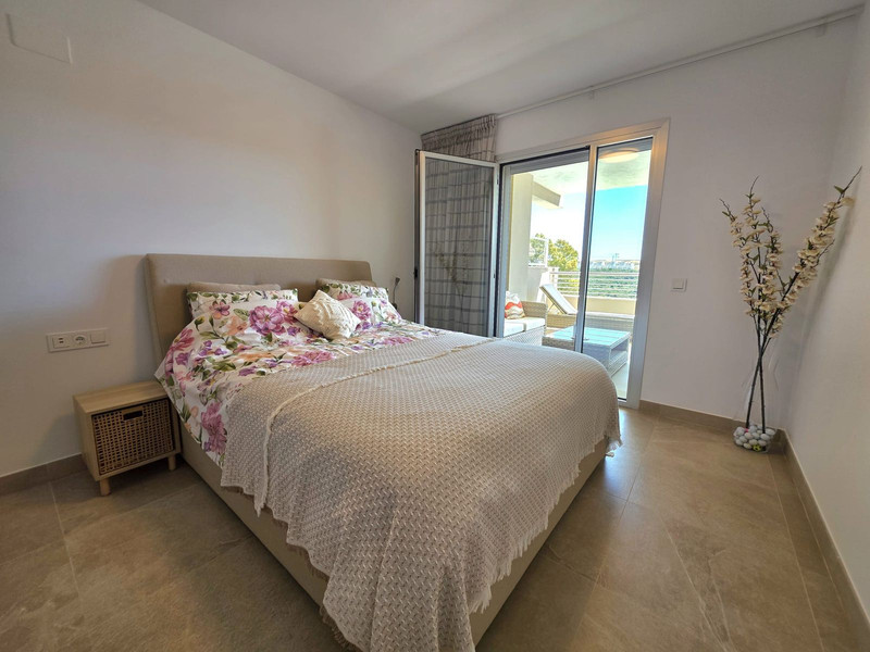 Elegant Mid-Floor Apartment for Long-Term Rent in Estepona