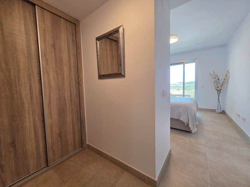 Elegant Mid-Floor Apartment for Long-Term Rent in Estepona