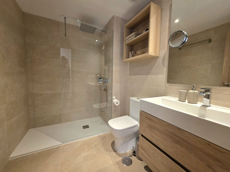Elegant Mid-Floor Apartment for Long-Term Rent in Estepona