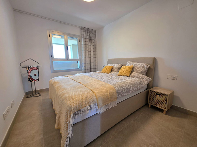 Elegant Mid-Floor Apartment for Long-Term Rent in Estepona