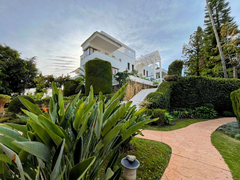 Luxury Mid-Floor Apartment for Sale in Marbella – Prime Location