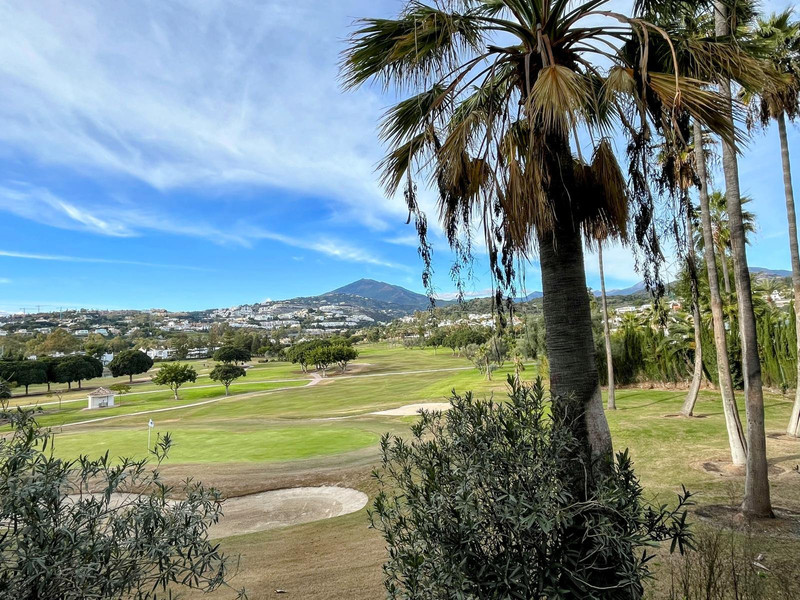 Luxury Mid-Floor Apartment for Sale in Marbella – Prime Location