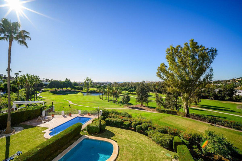Luxury Mid-Floor Apartment for Sale in Marbella – Prime Location