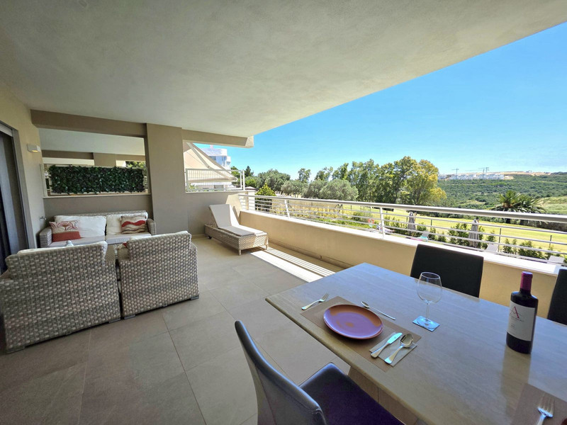 Elegant Mid-Floor Apartment for Long-Term Rent in Estepona