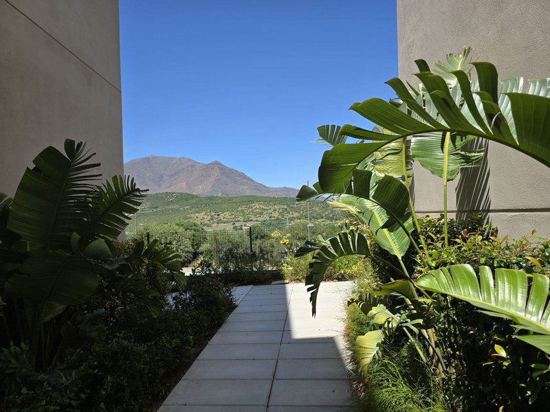 Elegant Mid-Floor Apartment for Long-Term Rent in Estepona