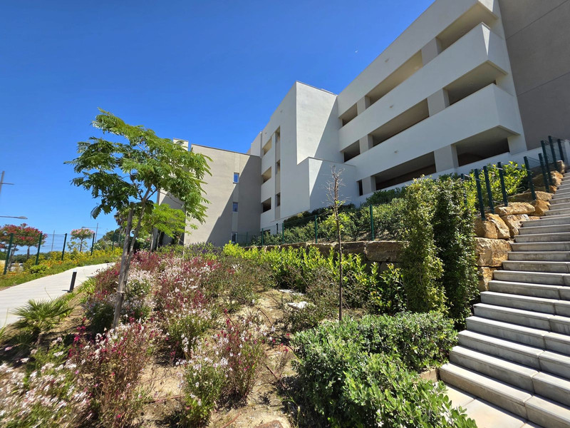 Elegant Mid-Floor Apartment for Long-Term Rent in Estepona