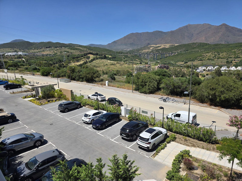 Elegant Mid-Floor Apartment for Long-Term Rent in Estepona