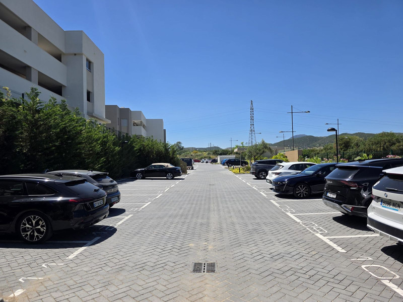 Elegant Mid-Floor Apartment for Long-Term Rent in Estepona