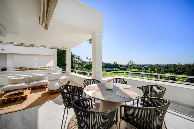 Luxury Mid-Floor Apartment for Sale in Marbella – Prime Location