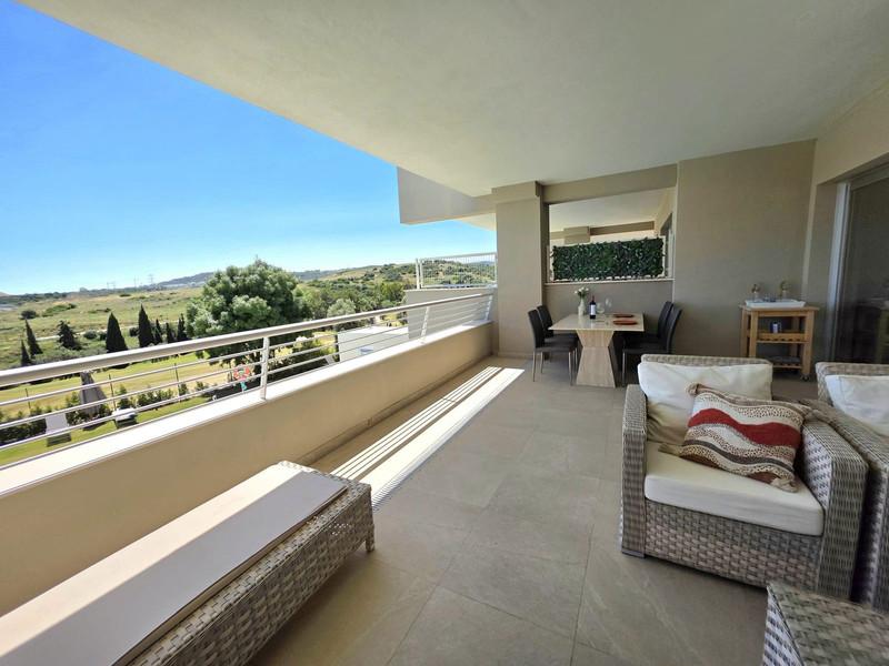Elegant Mid-Floor Apartment for Long-Term Rent in Estepona