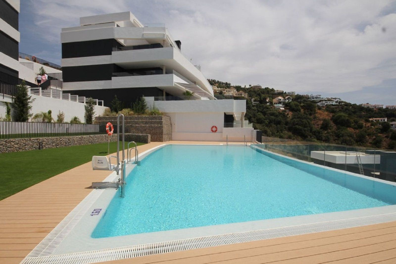 Modern Mid-Floor Apartment for Long-Term Rent in Marbella – Bright, Spacious & Ideally Located