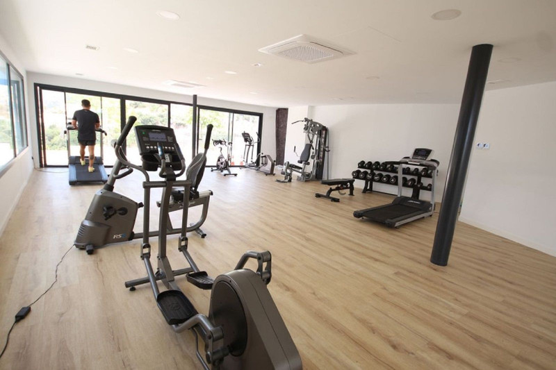 Modern Mid-Floor Apartment for Long-Term Rent in Marbella – Bright, Spacious & Ideally Located