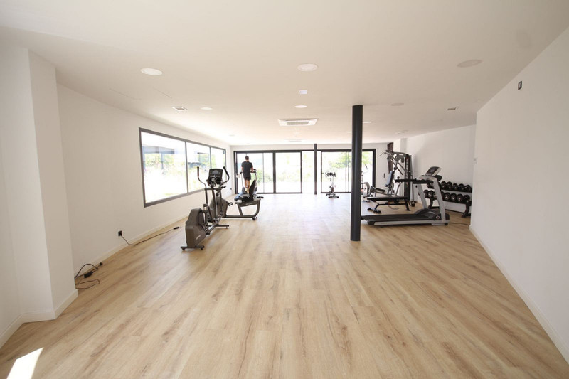 Modern Mid-Floor Apartment for Long-Term Rent in Marbella – Bright, Spacious & Ideally Located