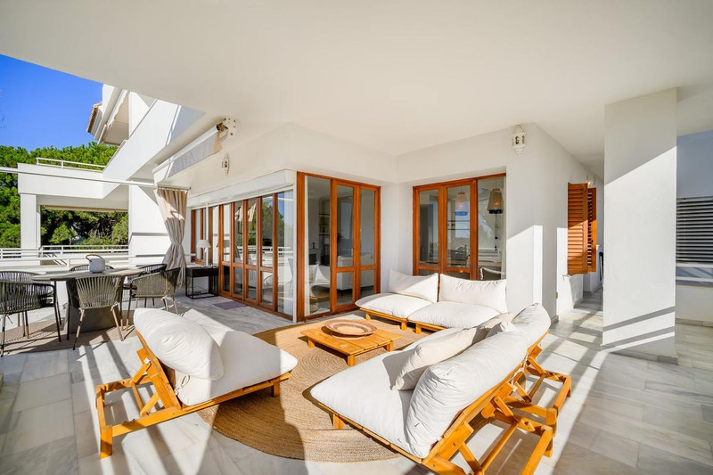 Luxury Mid-Floor Apartment for Sale in Marbella – Prime Location