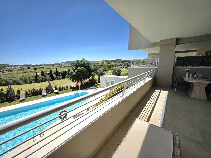 Elegant Mid-Floor Apartment for Long-Term Rent in Estepona